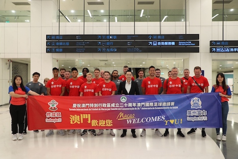 港珠澳大橋経由でマカオへ到着したサウサンプトンFC一行（写真右）＝2019年7月22日（写真：マカオ政府体育局）