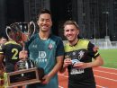 優勝カップを手にするサウサンプトンFCの吉田麻也選手(左)とMVPに選ばれた同ジェイク・ボキンズ選手=2019年7月23日(写真:マカオ政府体育局)