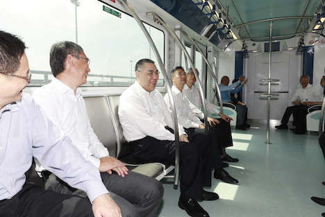 マカオLRTタイパ線の試運転列車に試乗する崔世安行政長官ら＝2019年7月15日（写真：マカオ行政長官事務所）