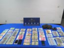 7月3日に発生した機内窃盗事件で被疑者2人が逮捕時に所持または座席の下に隠匿していた現金など(写真:マカオ治安警察局)