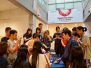 京都・美好園による宇治茶ワークショップで美味しい煎茶の淹れ方を実演する様子=2019年8月9日、マカオ・塔石ギャラリーにて本紙撮影