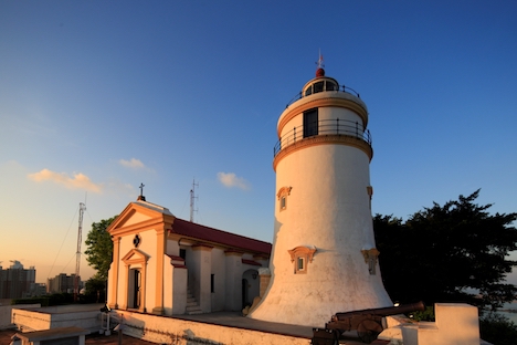 世界遺産「ギア要塞」を構成するギア灯台とギア要塞（写真：ICM）