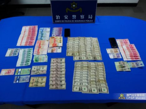 被疑者の所持品及び座席下などから見つかった各種通貨の現金（写真：マカオ治安警察局）