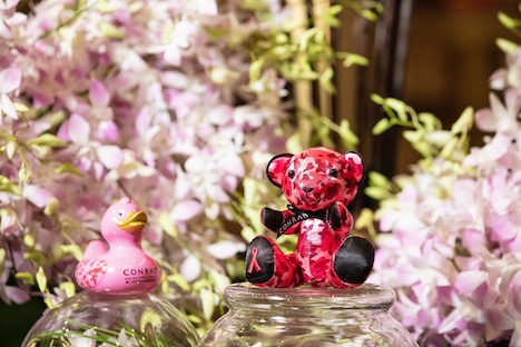 「ピンク・インスパイアード2019」限定版のコンラッドベアとコンラッドダック（写真：Conrad Macao, Cotai Central）