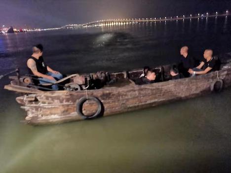 マカオ税関がタイパ島北部沖で発見した不審な木造ボートと密航者（写真：澳門海關）