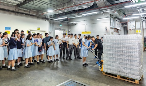 大型IR「ザ・パリジャン・マカオ」のバックヤードを見学に訪れた蔡高ハイスクールの生徒ら（写真：Sands China Limited）