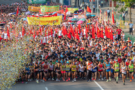 国慶節祝賀ウォーキング大会スタートの様子＝2019年10月1日、金蓮花廣場（写真：GCS）