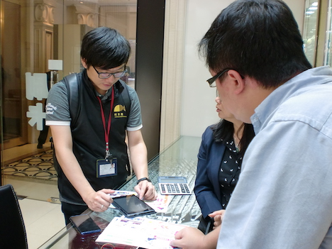 マカオ政府経済局による小売店への調査の様子（写真：マカオ政府経済局）