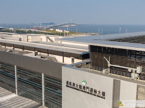 港珠澳大橋マカオ側イミグレーション施設から大橋を望む（写真：マカオ治安警察局）