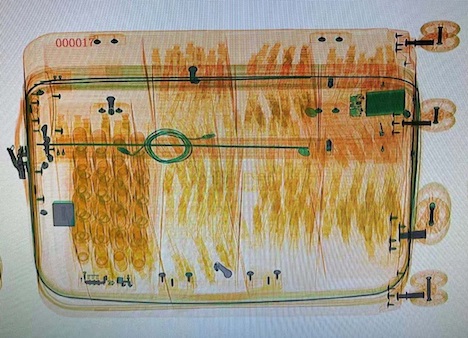 X線検査機のモニタに映し出された画像（写真：澳門海關）