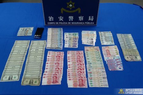 被疑者の着衣及び所持品の中から見つかった各種通貨の現金（写真：マカオ治安警察局）