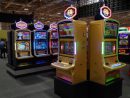 LT GAME JAPANが出展したスロットマシン「RGX-1000」シリーズ=2019年11月12日、MGSエンターテイメントショー2019会場にて本紙撮影
