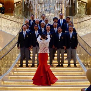 JWマリオット・ホテル・マカオのロビーで歌唱パフォーマンスを披露する長崎居留地男声合唱団=2019年11月12日本紙撮影