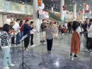 マカオ国際空港旅客ターミナルビル出発ホールで開催されているクリスマス音楽パフォーマンス(写真:CAM)