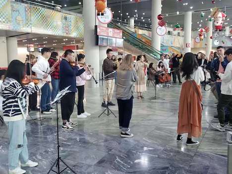 マカオ国際空港旅客ターミナルビル出発ホールで開催されているクリスマス音楽パフォーマンス（写真：CAM）